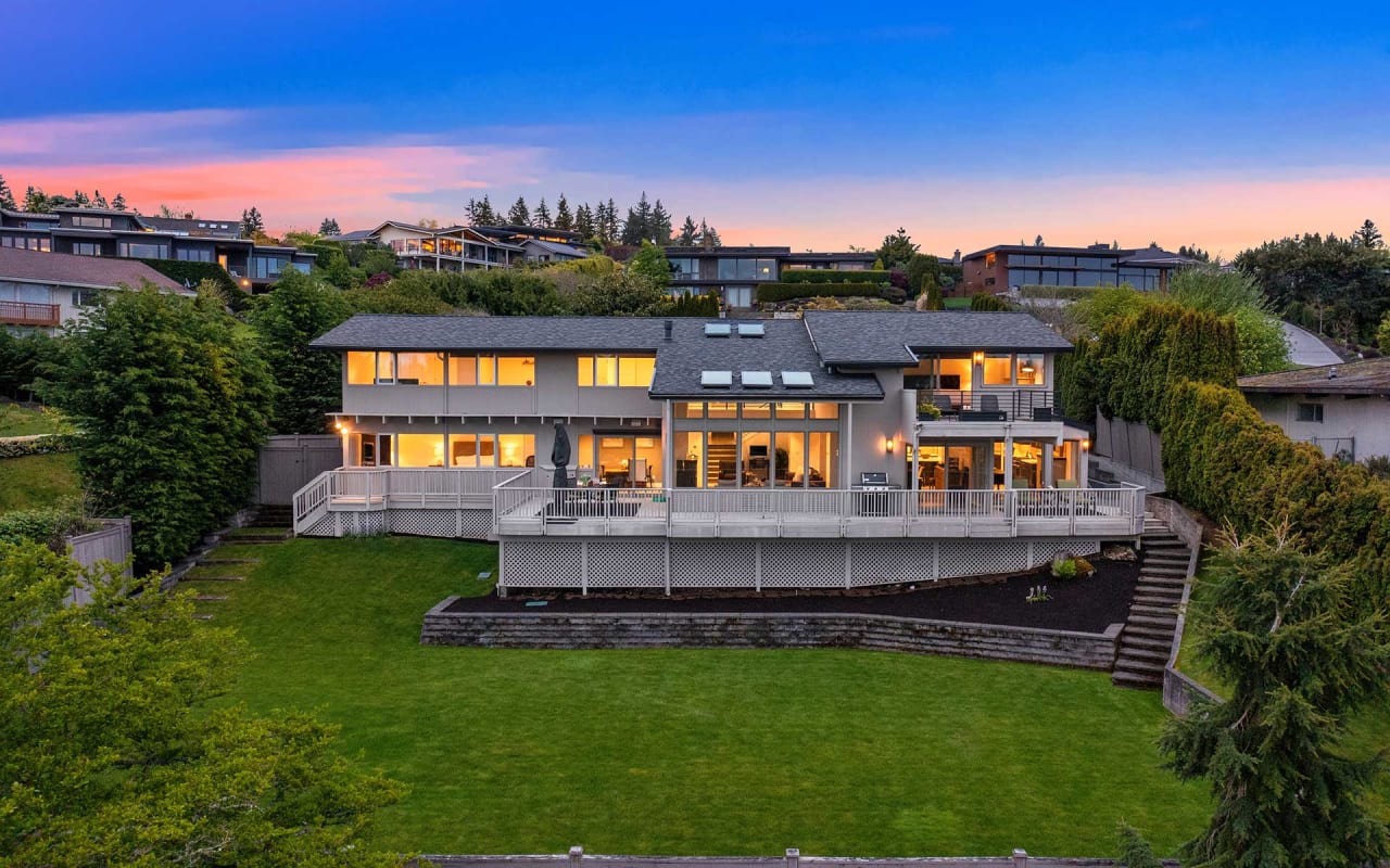 Majestic Views & Timeless  MidMod Appeal On Clyde Hill