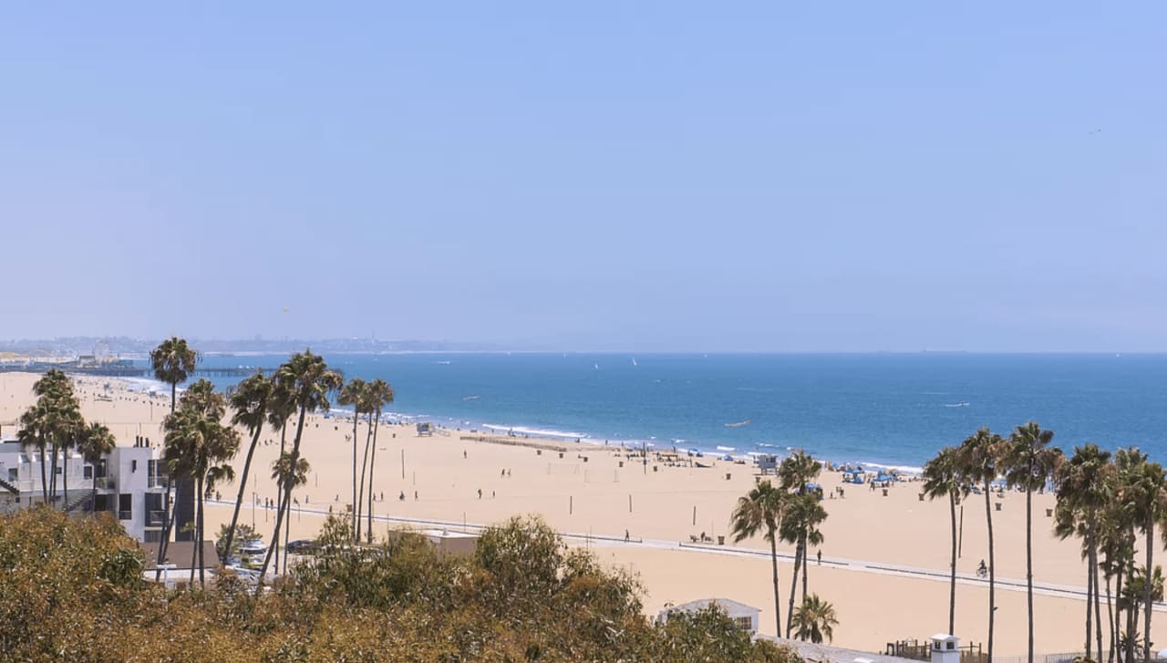 Custom home perched on the cliffs of Santa Monica Canyon 49 Mabery Rd