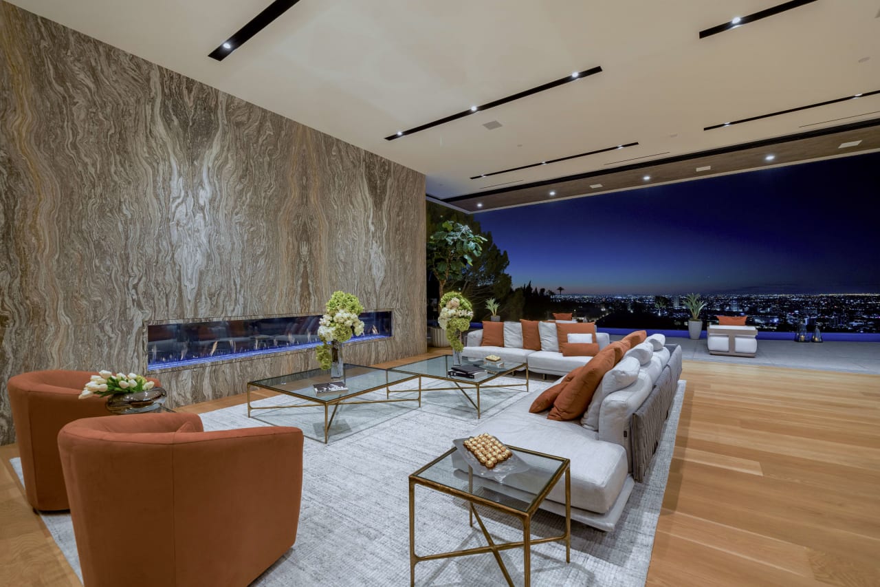 9330 Flicker Way, Sunset Strip