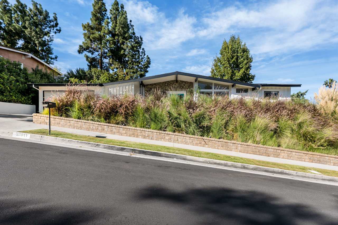 23811 Albers St Jeff Biebuyck & Dana Olmes Luxury Homes Calabasas