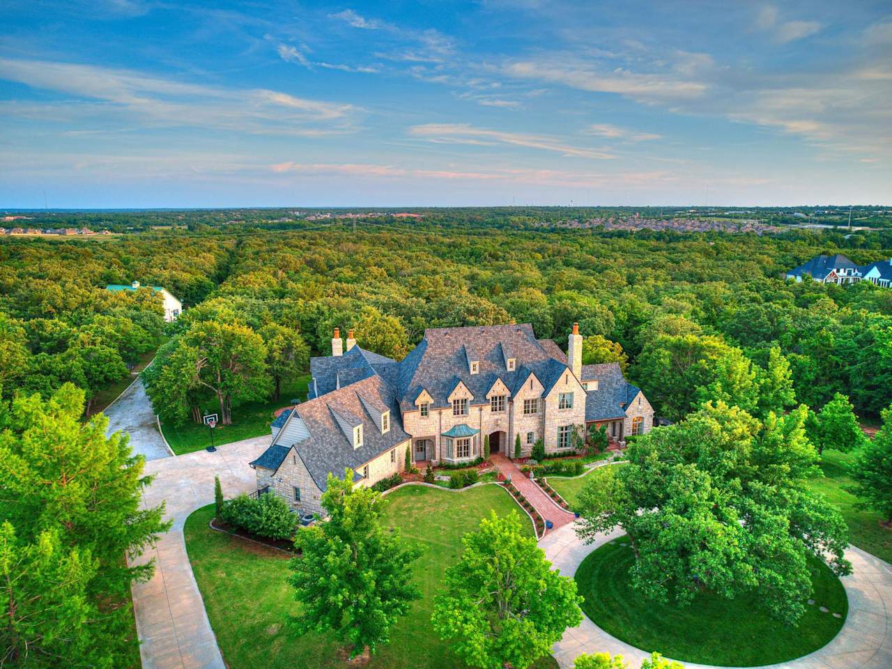 The Psychology of Luxury Real Estate: What Drives the High-End Buyer? Wyatt Poindexter - The Agency