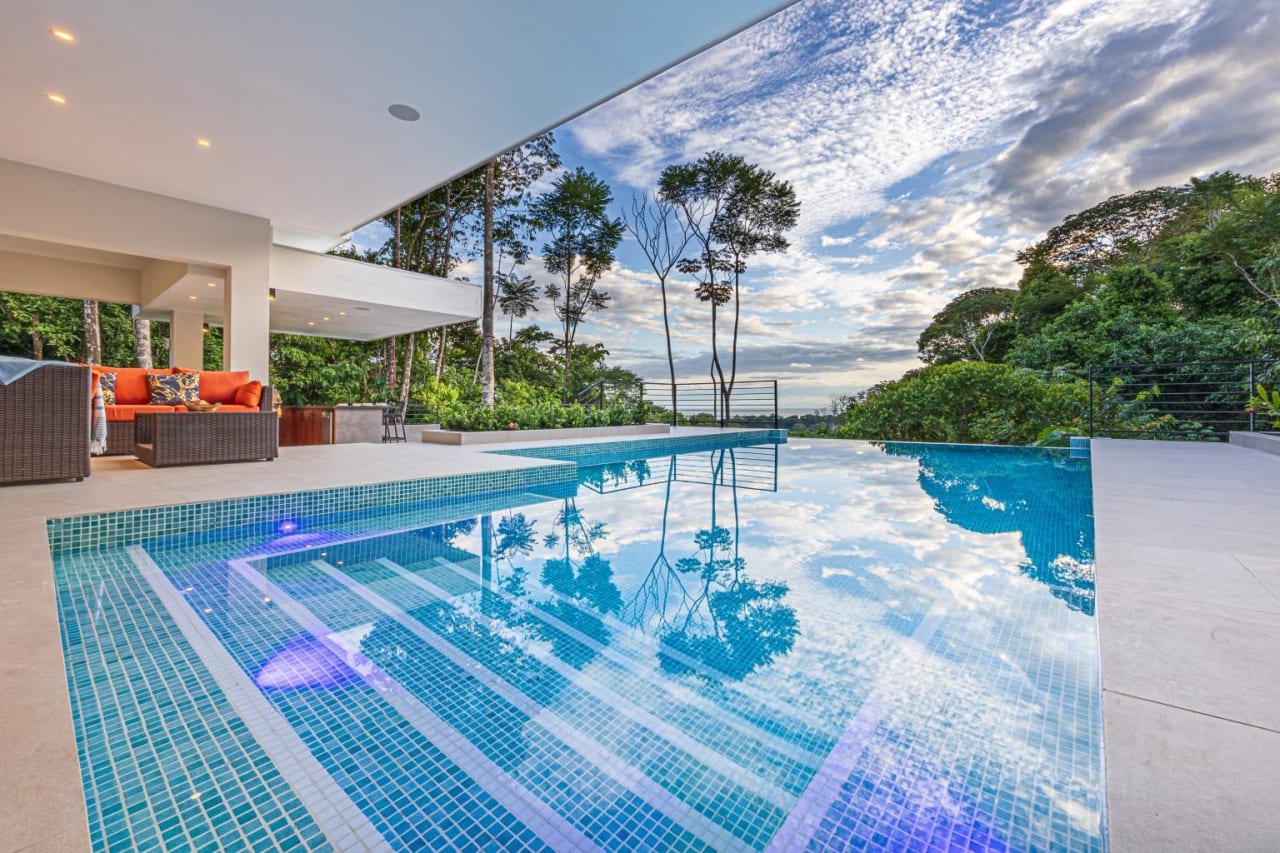 Outstanding Uvita Gem, Hidden in the Canopy with Ocean and Mountain Views