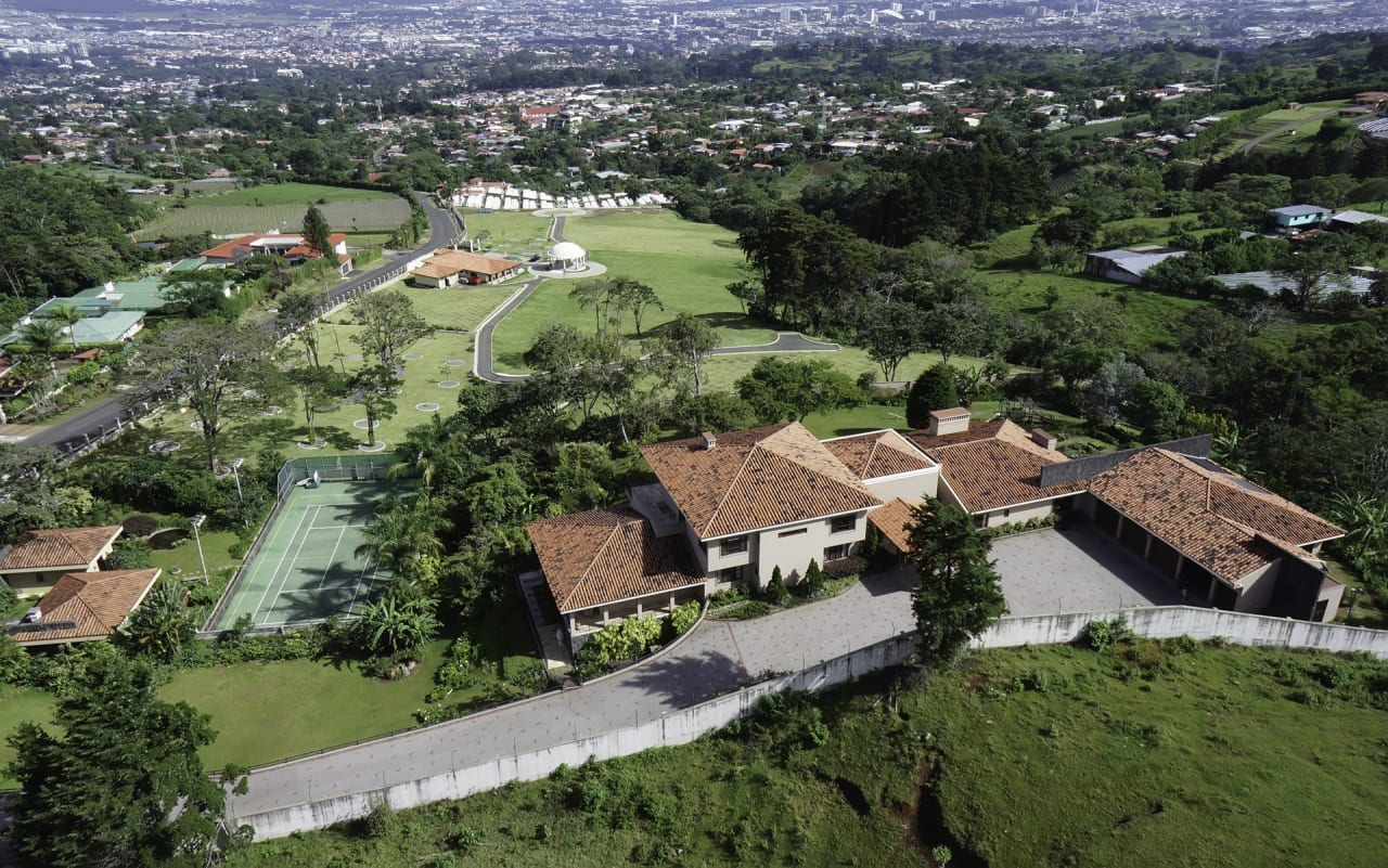 Exquisite Residence In Escazu