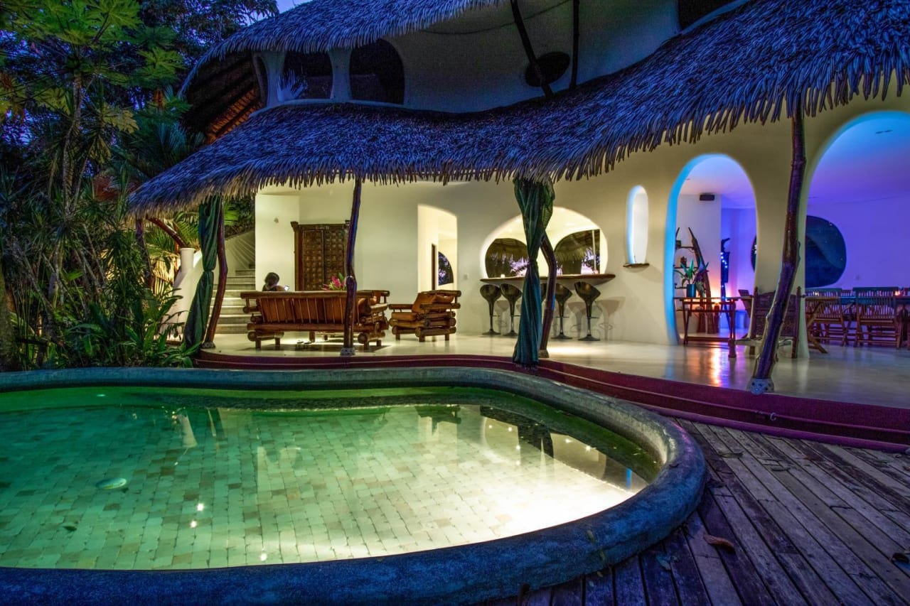 Image showcasing 8 Off-the-Grid Communities Carving a Sustainable Path