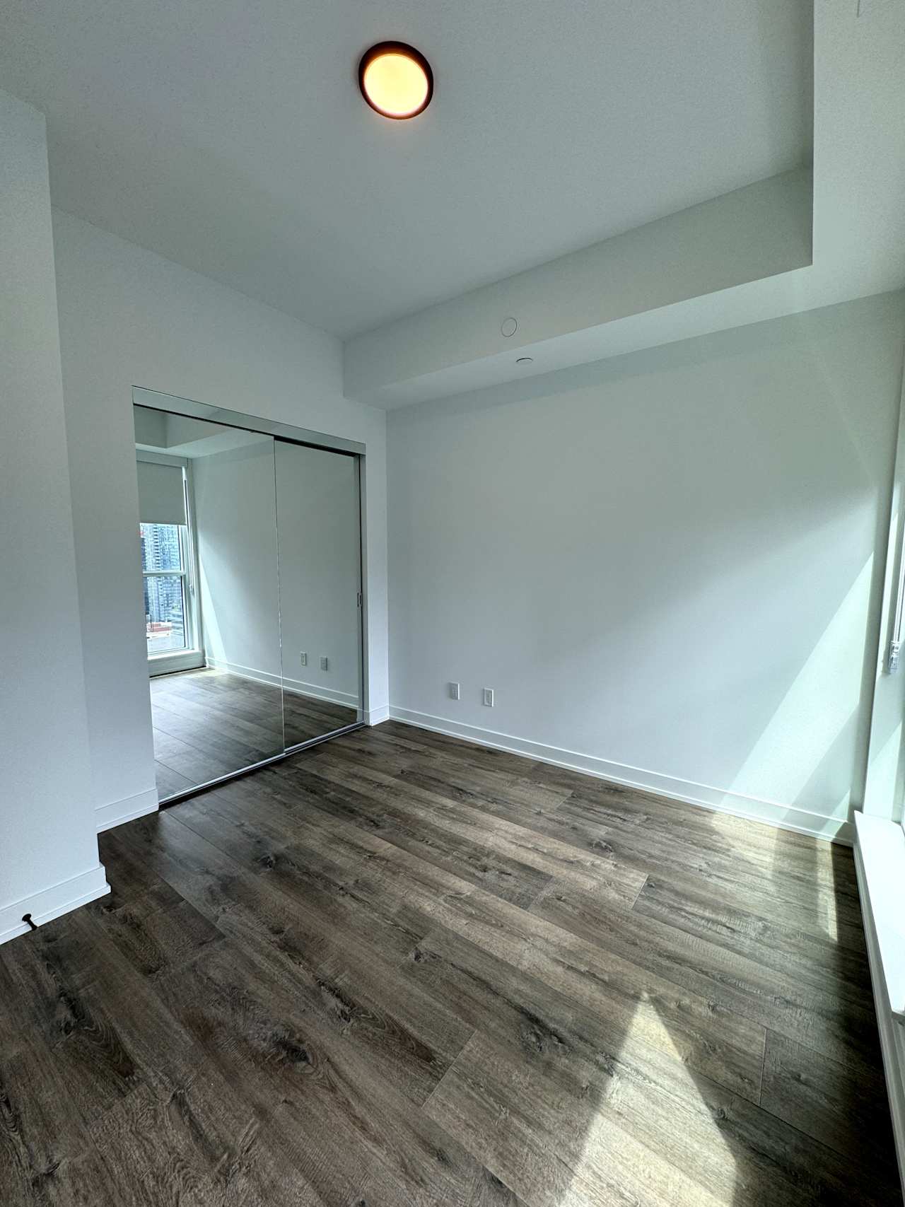 327 King St W Unit: 2501