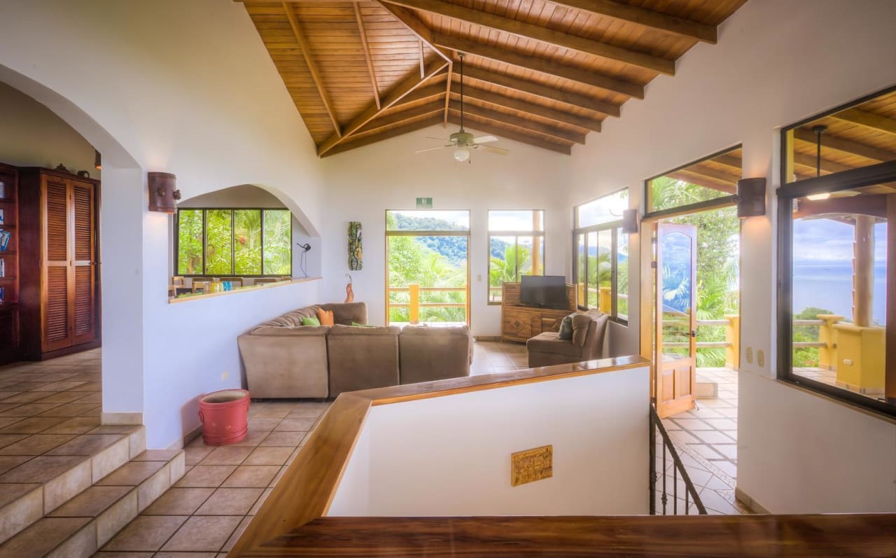 Casi Cielo, 4 Bed Ocean View House W. 2 Bed Guest House