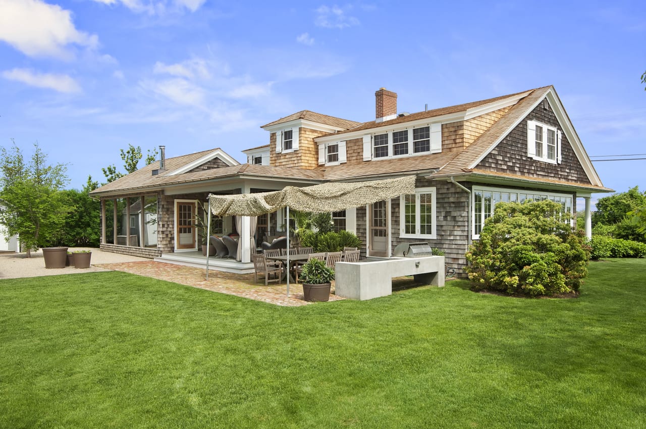 98 Daniels Lane Sagaponack, NY 11962 5 Beds 4.5 Baths Dana