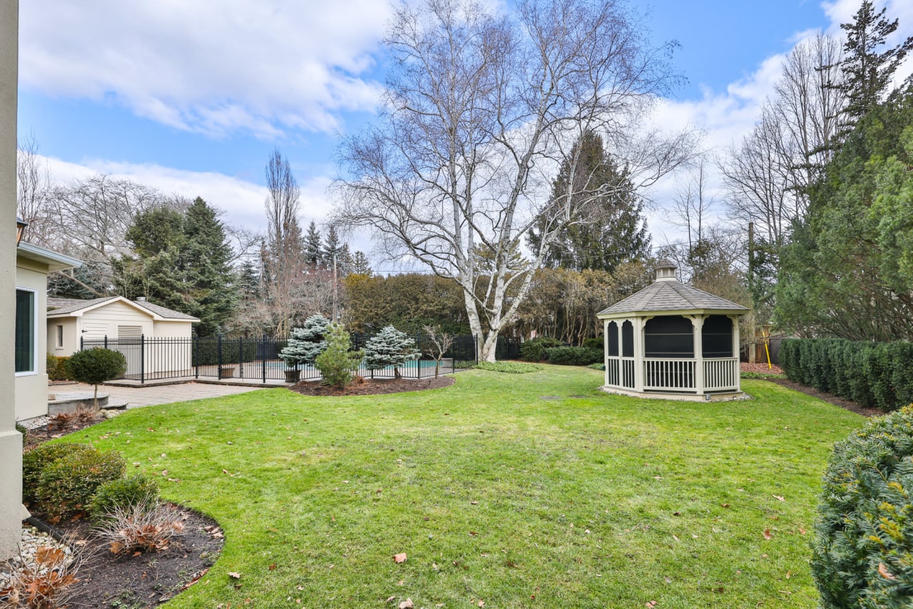 47 Ennisclare Drive West