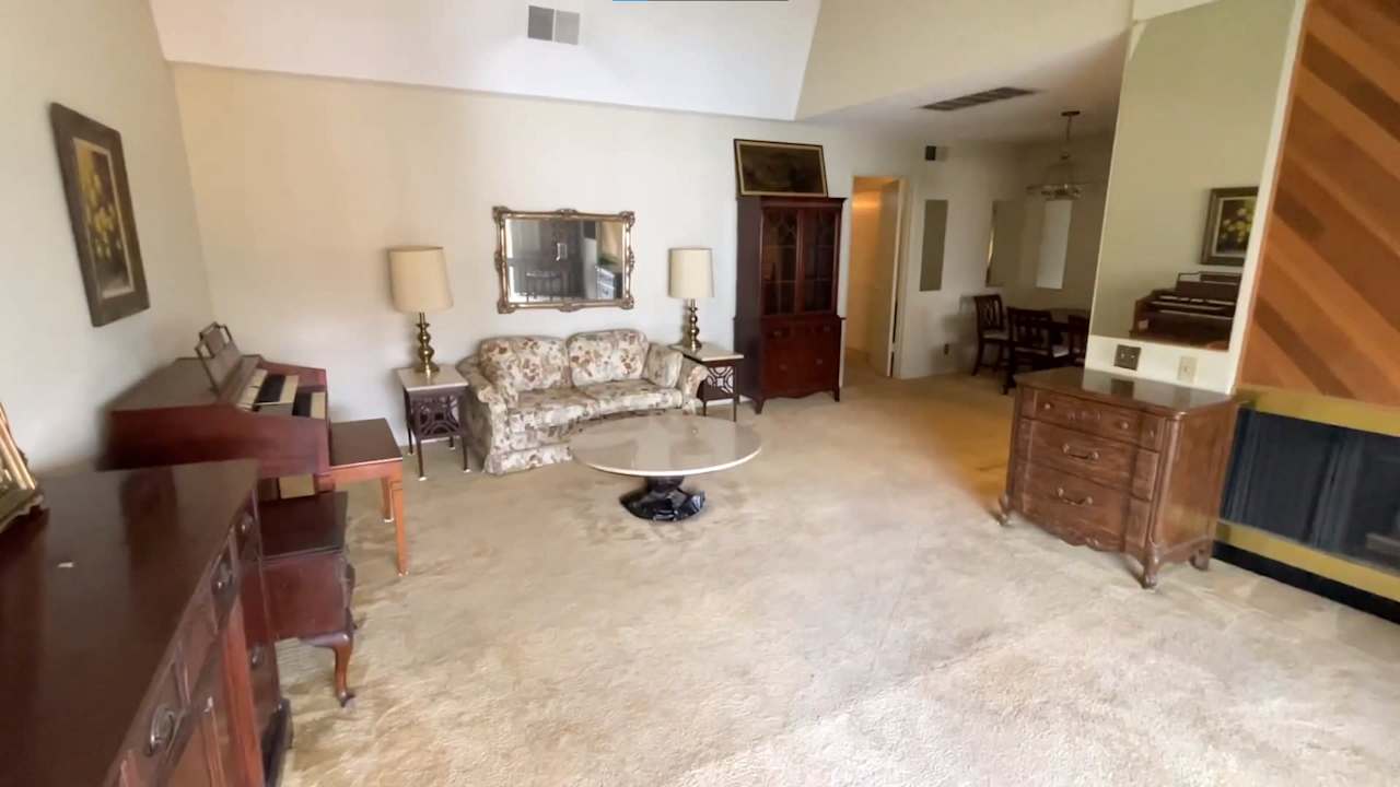 Top-floor condo in Westlake Village, California