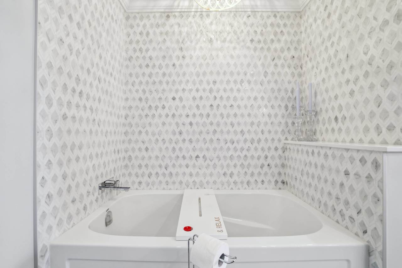 Fully Renovated Condo For Lease in Downtown Burlington Kate