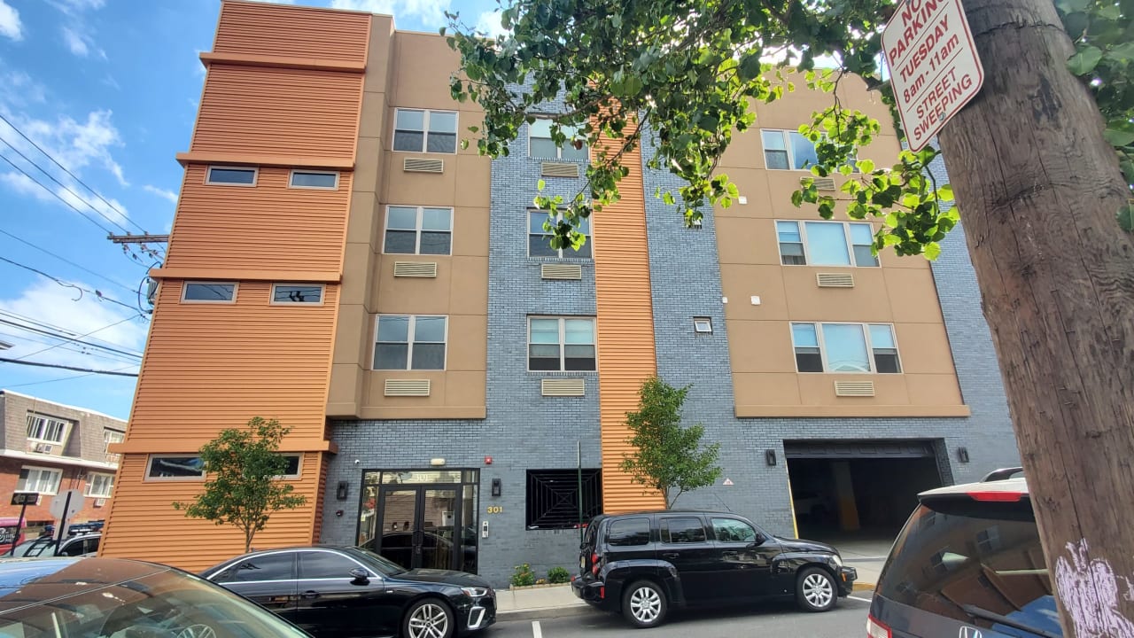 21 Units Apartment Building in Guttenberg, NJ Vivian Jung
