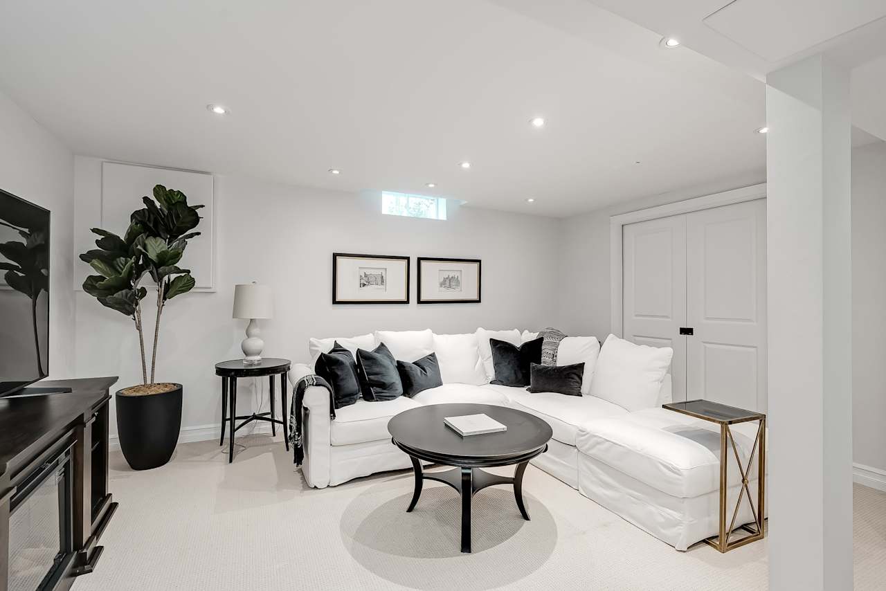 437 Claremont Crescent Oakville, ON L6J 6J9 Goodale Miller Team