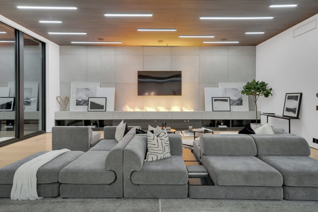 A modern living room with a fireplace 