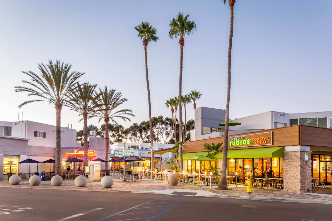 Shops at La Jolla Village, coastal grill and palm trees