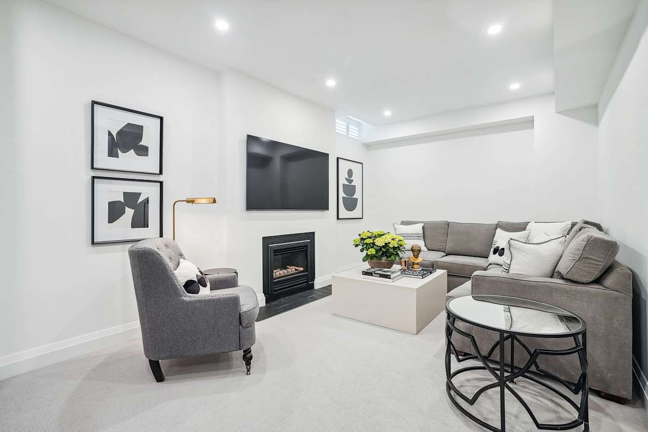 384 Claremont Crescent Oakville, ON L6J 6K1 Goodale Miller Team