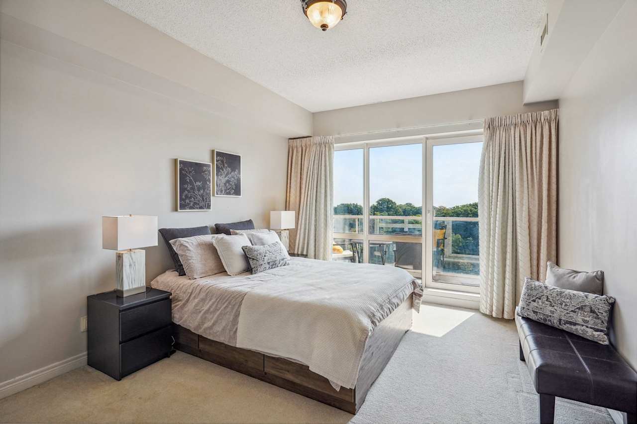 2 bedroom Corner Unit with River Views!