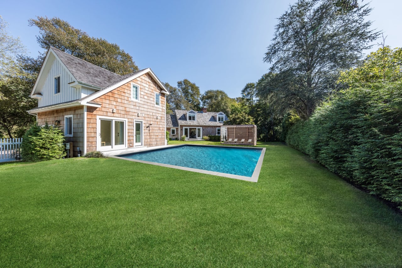 Renovated in Idyllic Bridgehampton South Location