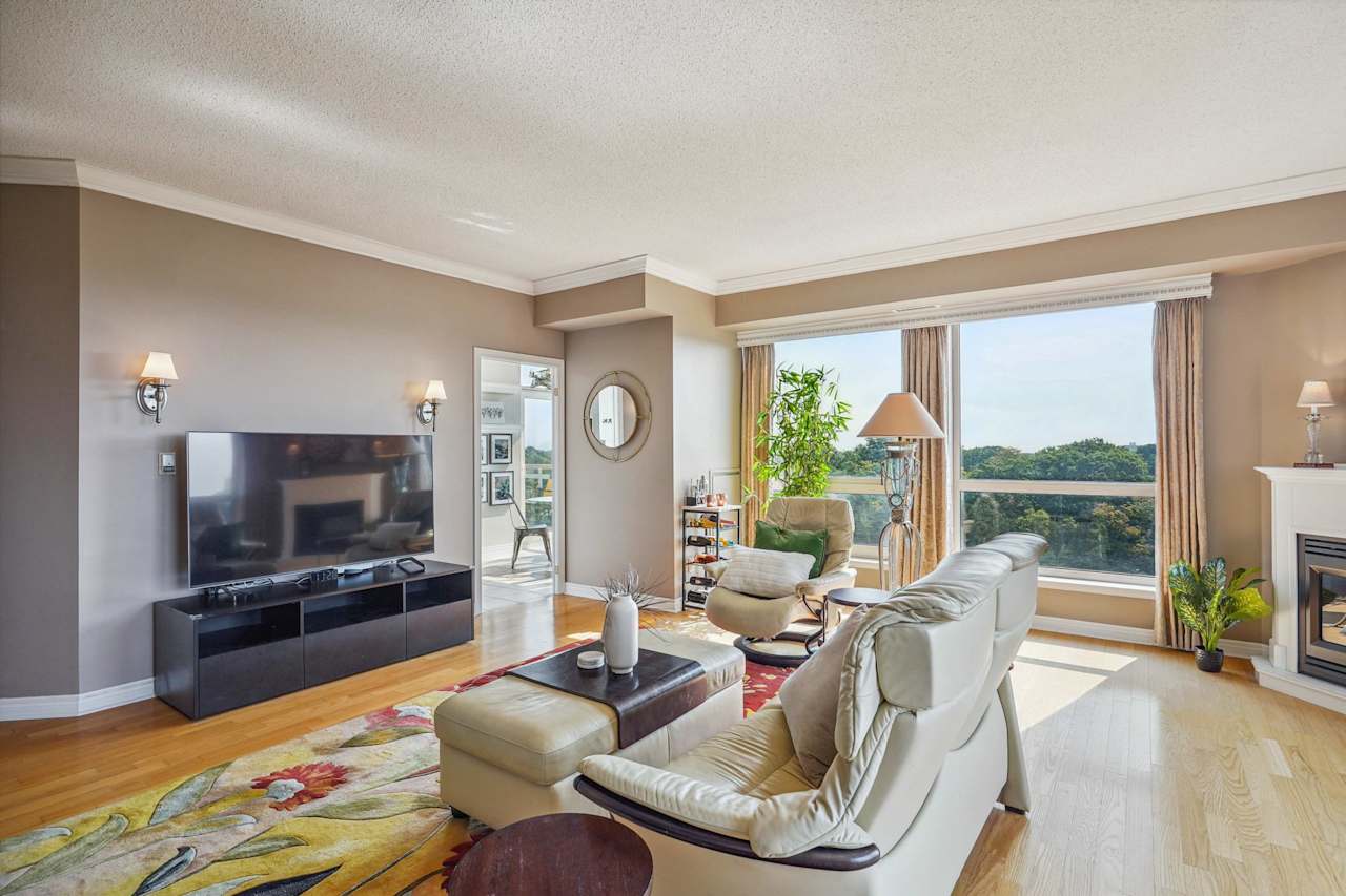 2 bedroom Corner Unit with River Views!