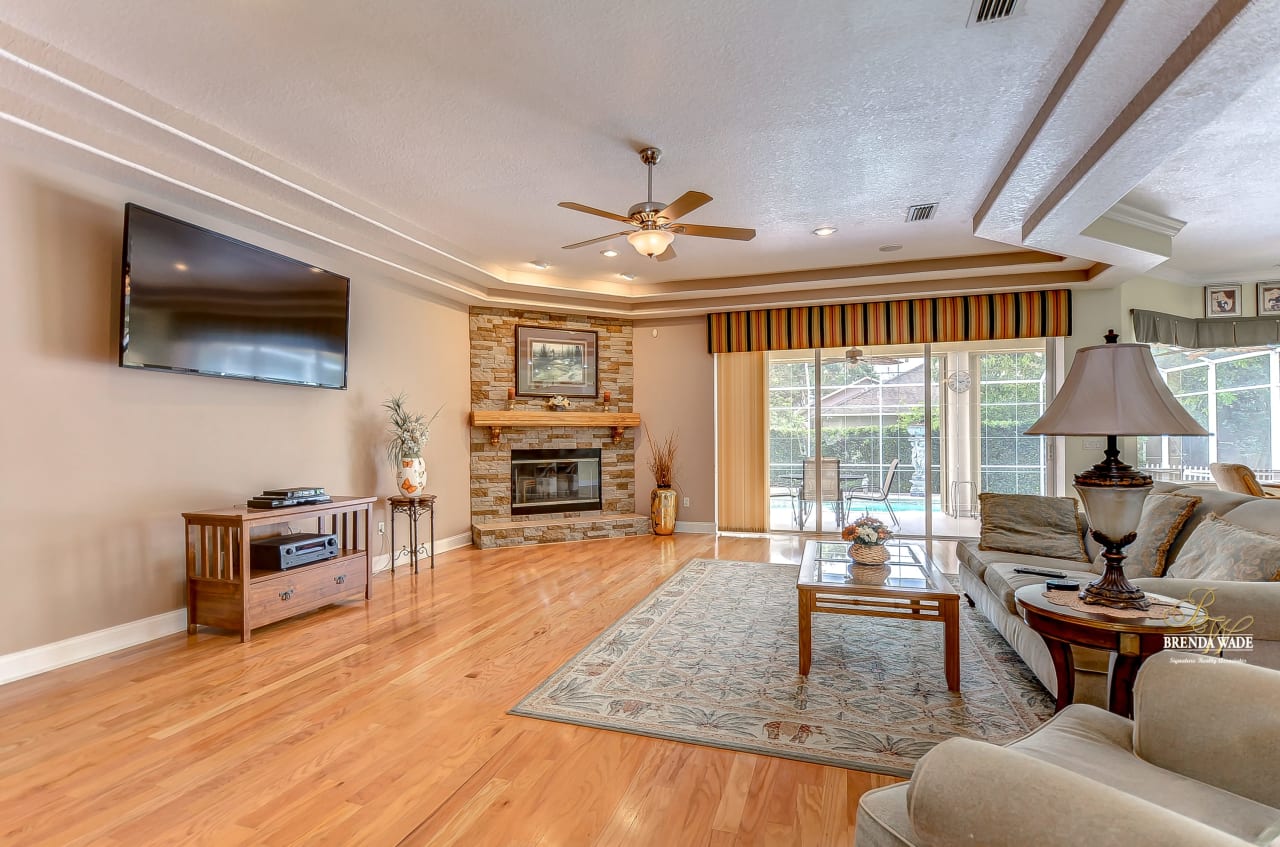 721 Citrus Wood Lane Valrico, FL 33594 Brenda Wade Team