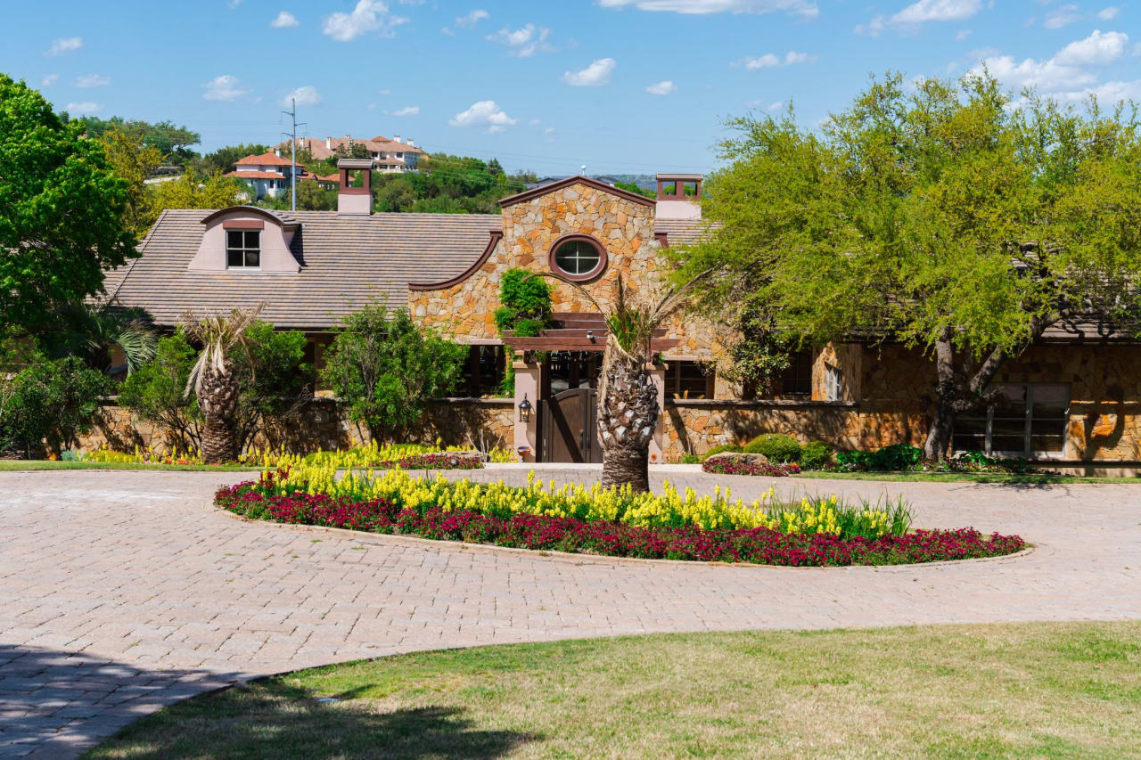 Gated Estate in Seven Oaks