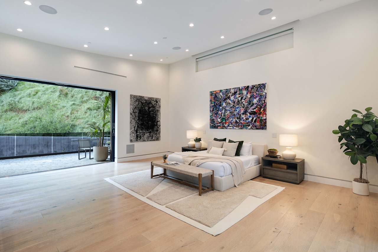 2145 NICHOLS CANYON RD Solomon Property Group Los Angeles Real