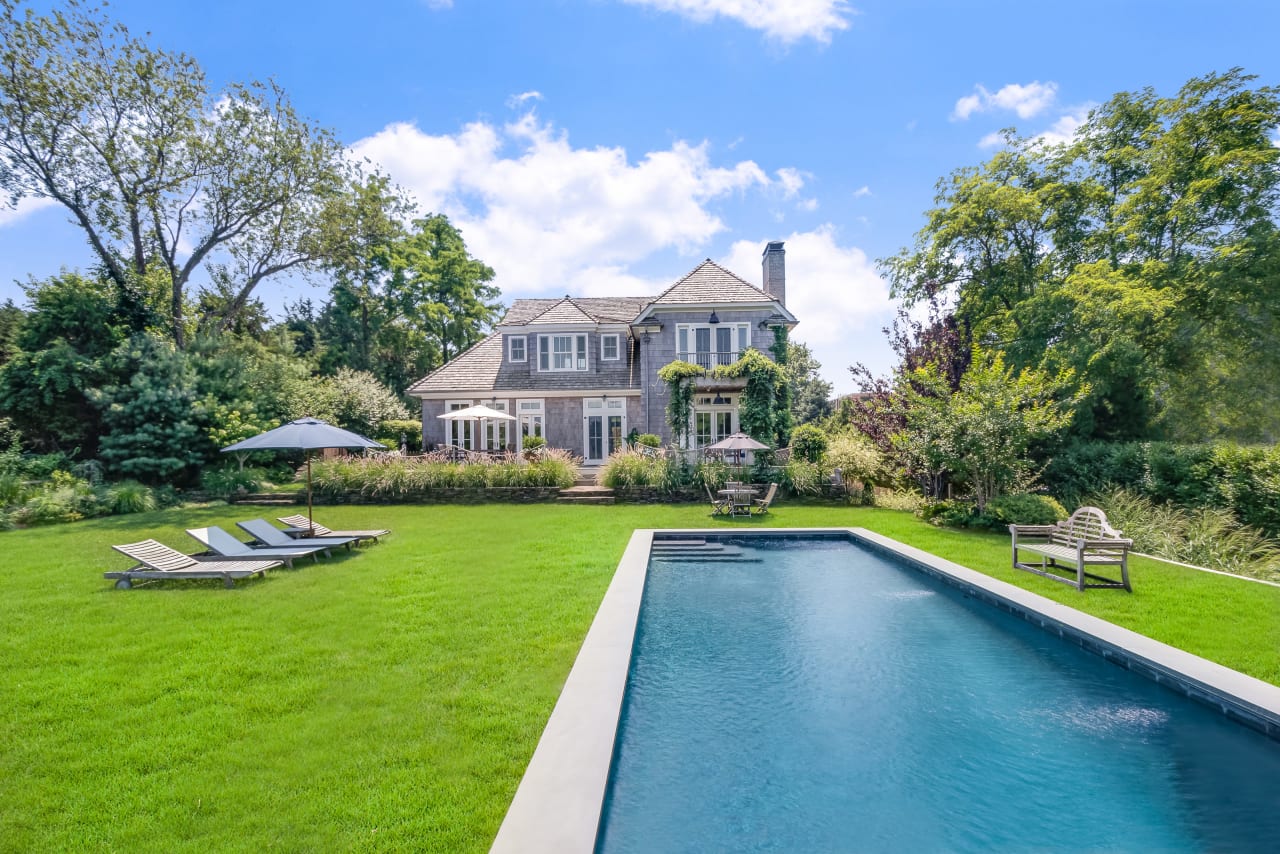 5 Splashy Hamptons Rentals Still Available This Summer That Design Enthusiasts Will Love