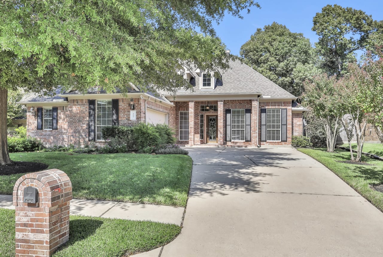 Welcome to 4792 Jackson Square in the golf course neighborhood of West Fork.