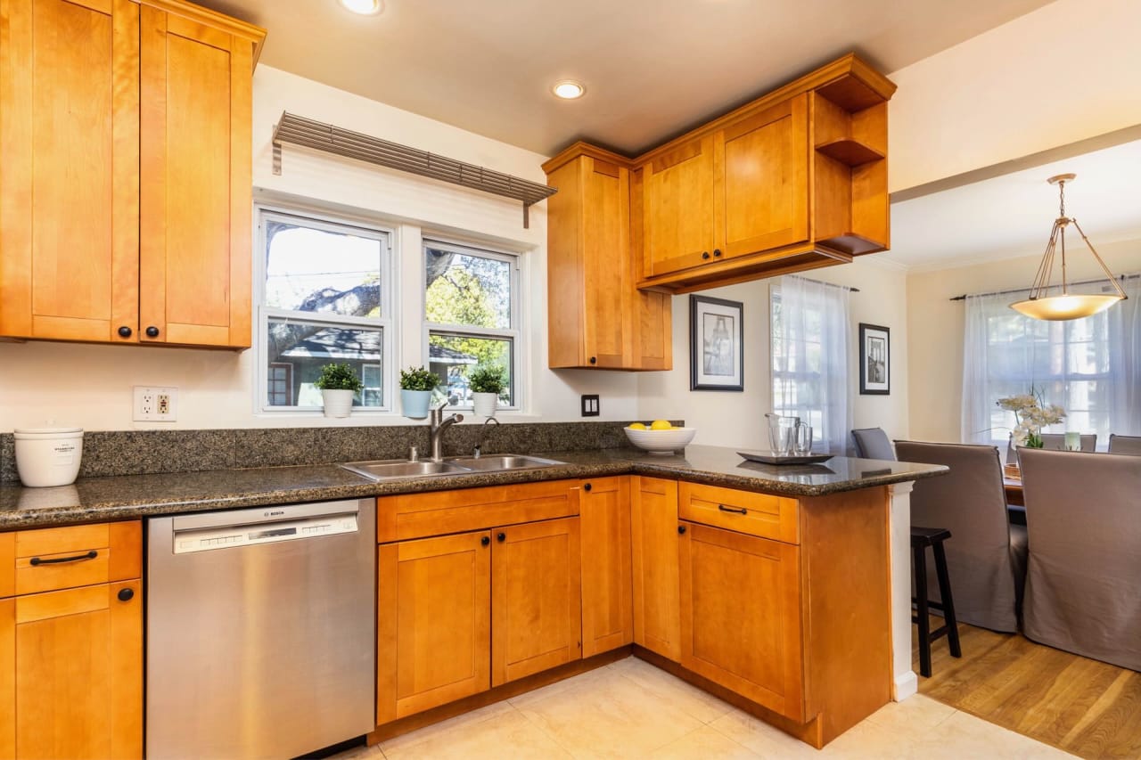 3430 MONTROSE Avenue