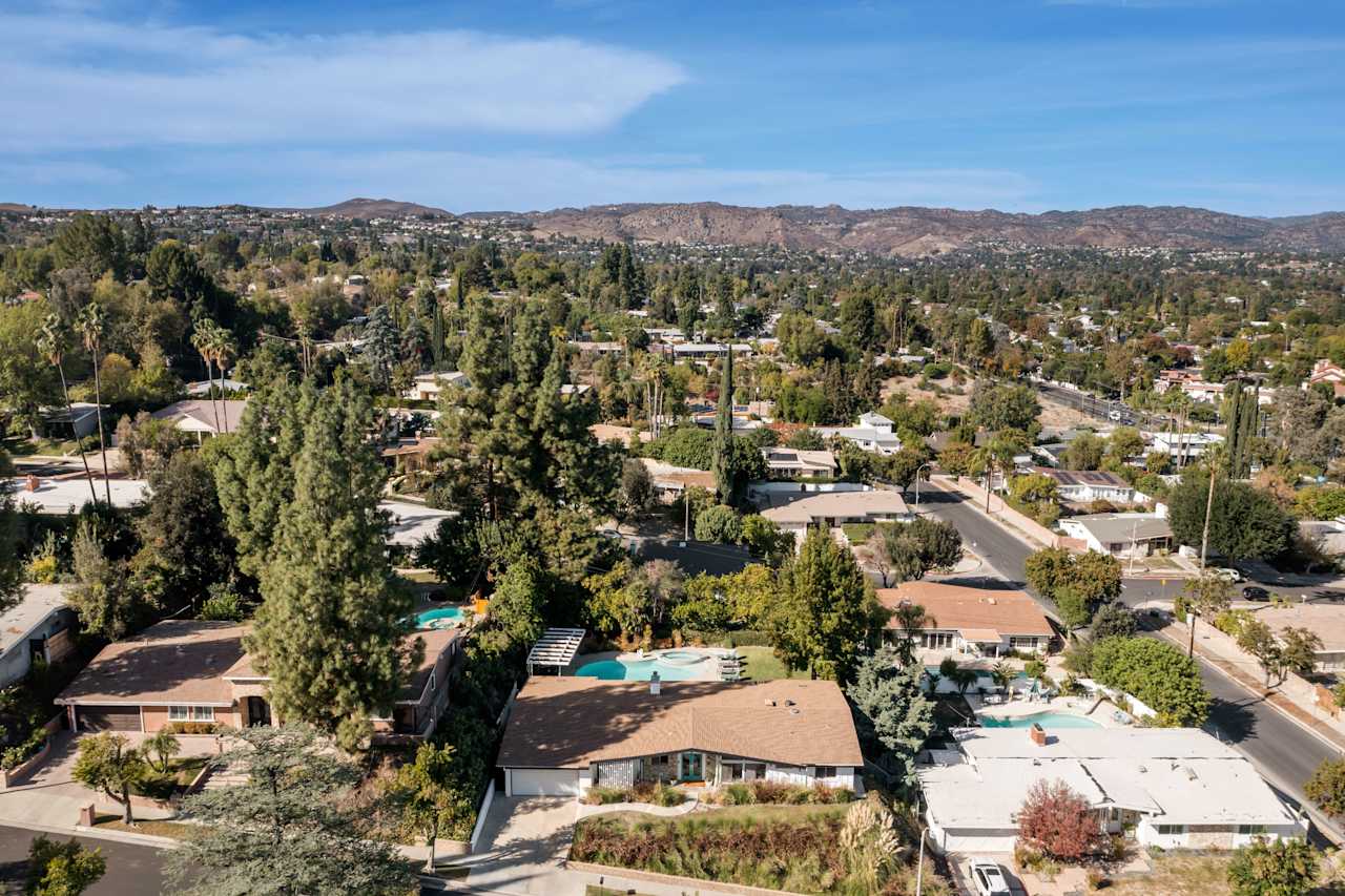 23811 Albers St Jeff Biebuyck & Dana Olmes Luxury Homes Calabasas