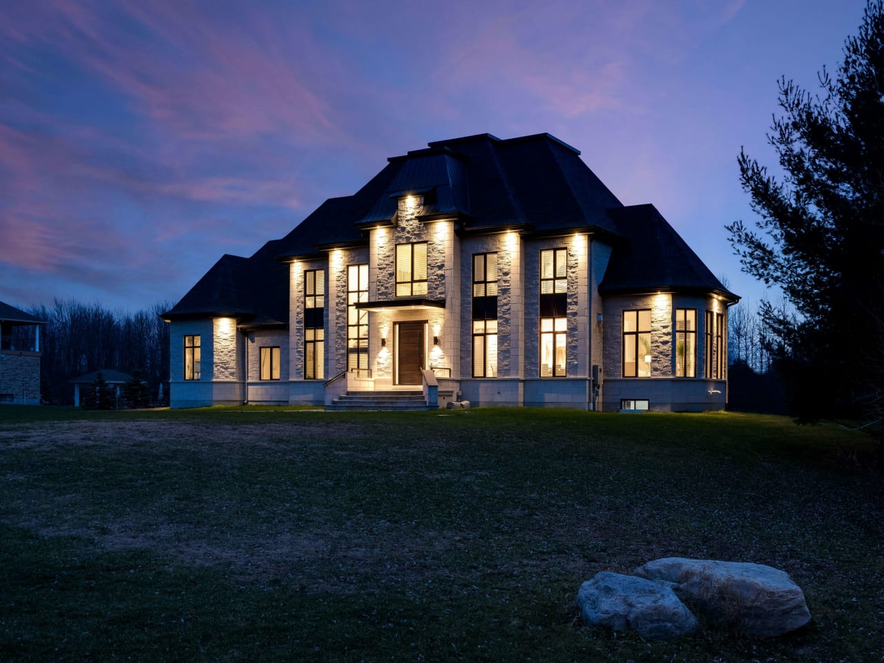 TEAM SOLD LISTING - LUXURY HOME IN GREELY