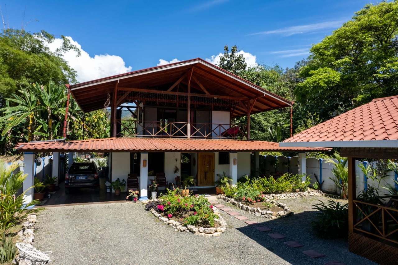 House, Villas and Restaurant on a great location in Uvita