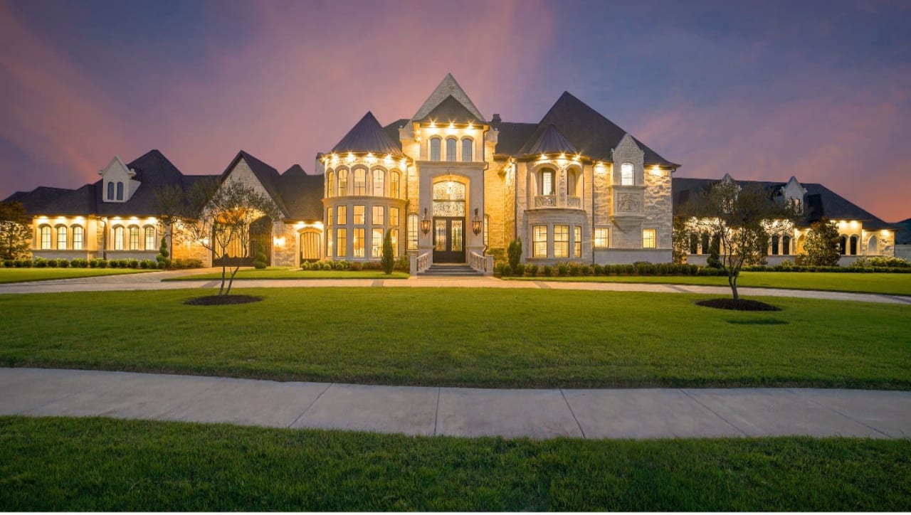 https://res.cloudinary.com/luxuryp/images/w_1280,c_limit,f_auto,q_auto/p3tseywk89v9cakrfspt/10-must-have-custom-home-features-in-2023-elevating-luxury-living