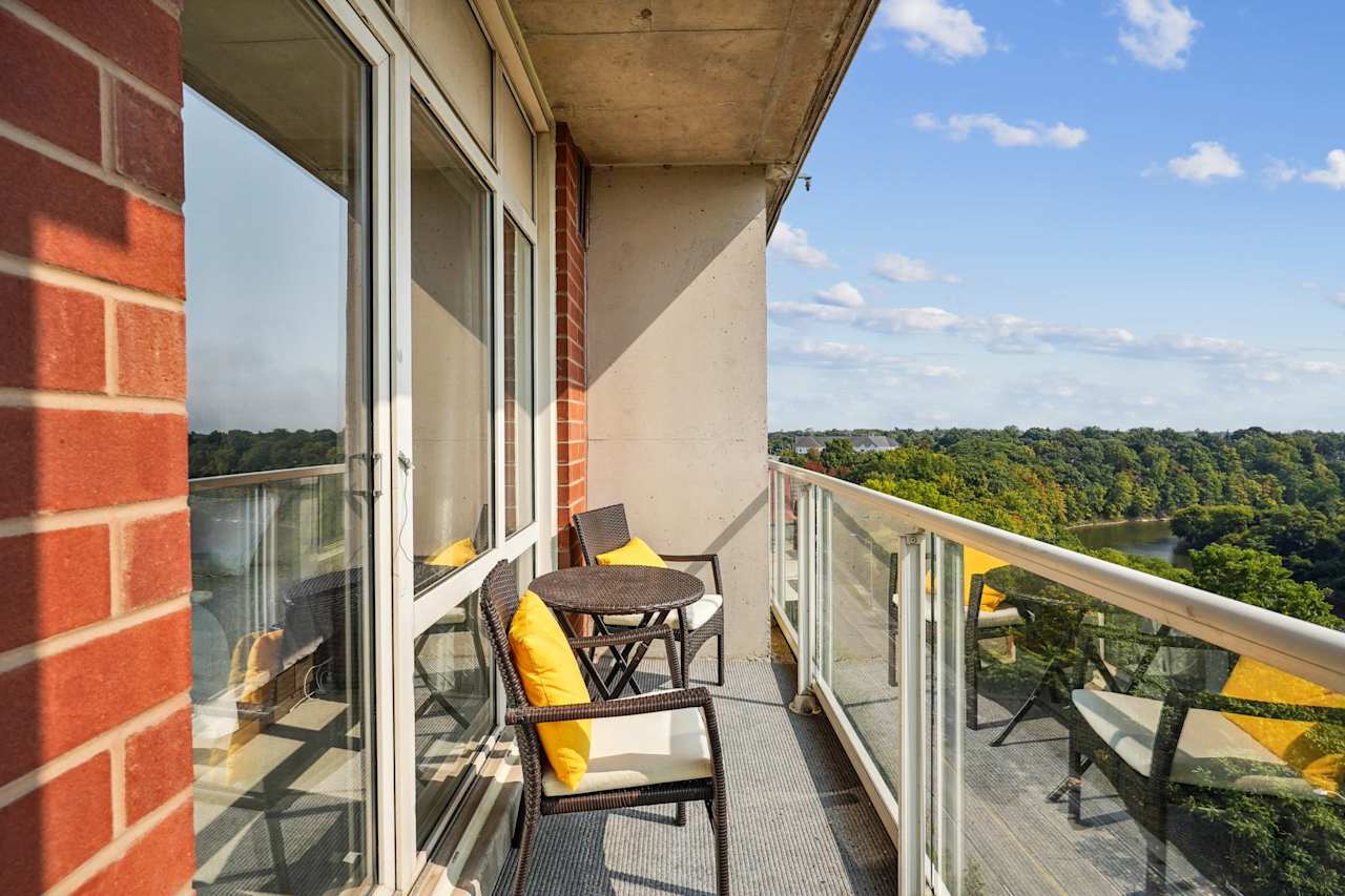 2 bedroom Corner Unit with River Views!