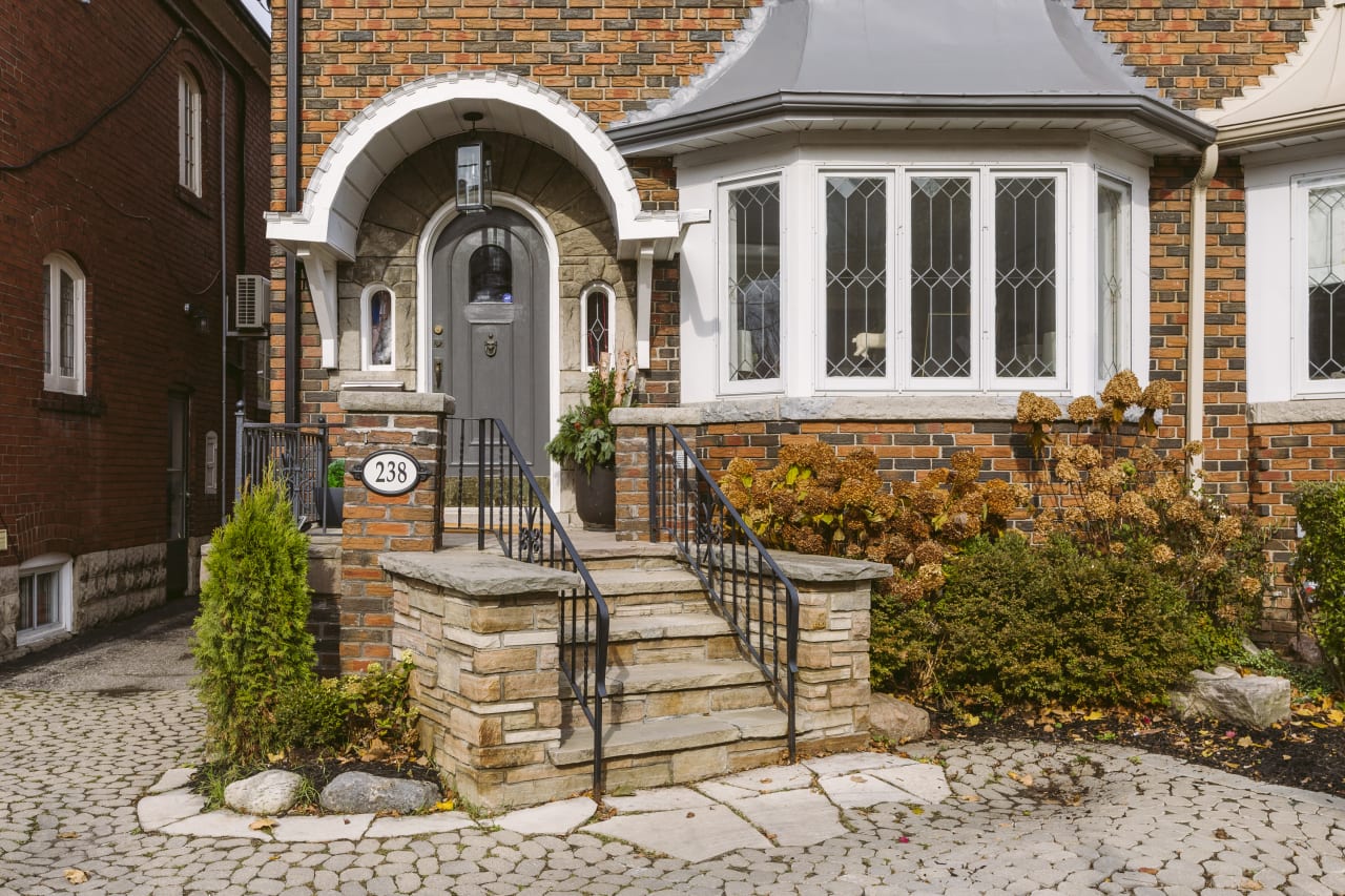 238 Fairlawn Avenue Toronto, ON M5M 1T1 Andy Taylor