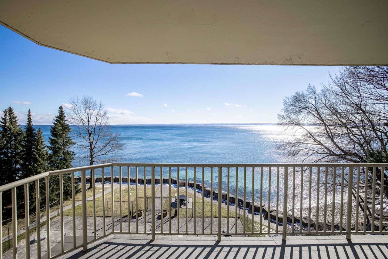 Waterfront Condo Burlington3032210 Lakeshore Rd
