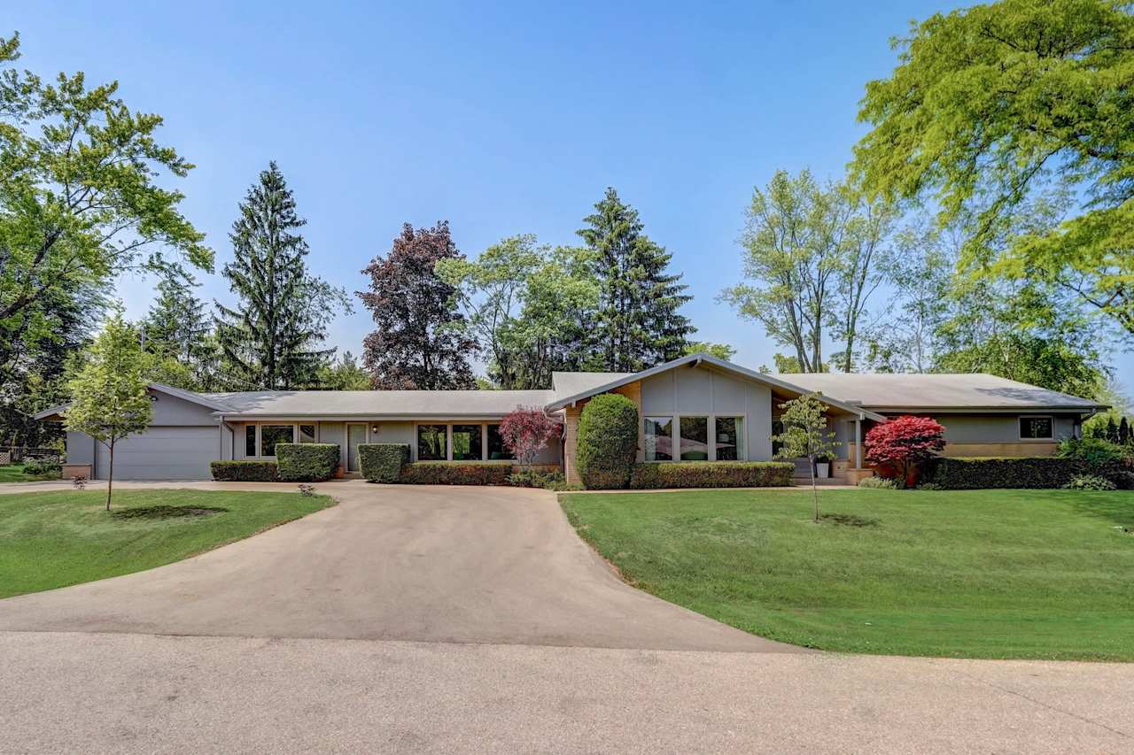 110 W. Krause Pl., Bayside, WI 53217