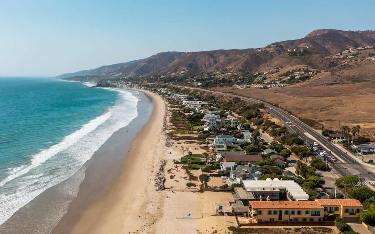 File:Dolphins, Zuma Beach, Malibu, California (13) (3125722034