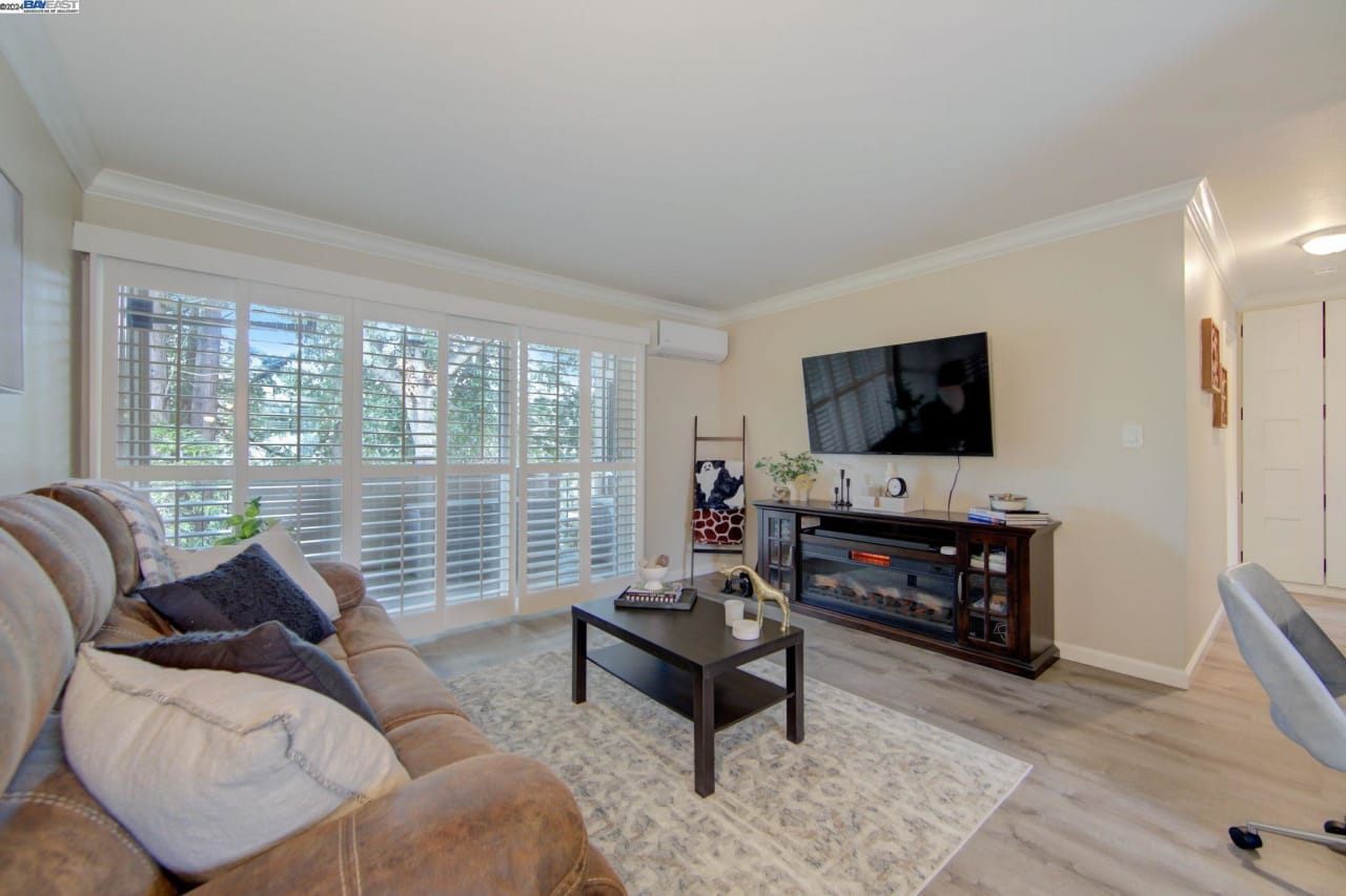 651 Moraga Road Unit: 5