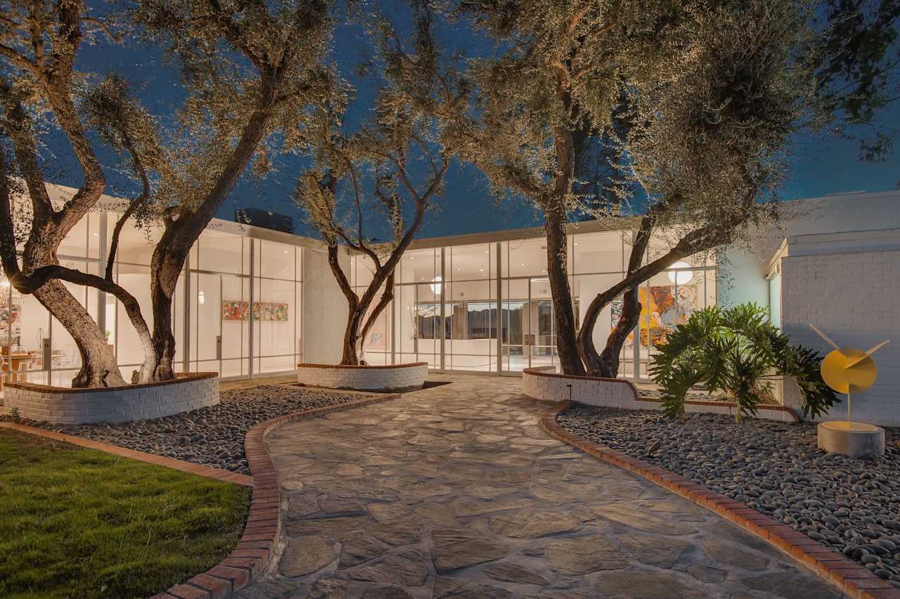 ‘Endless Summer Vacation’ in L.A. Backdrop for Miley Cyrus Video Lists