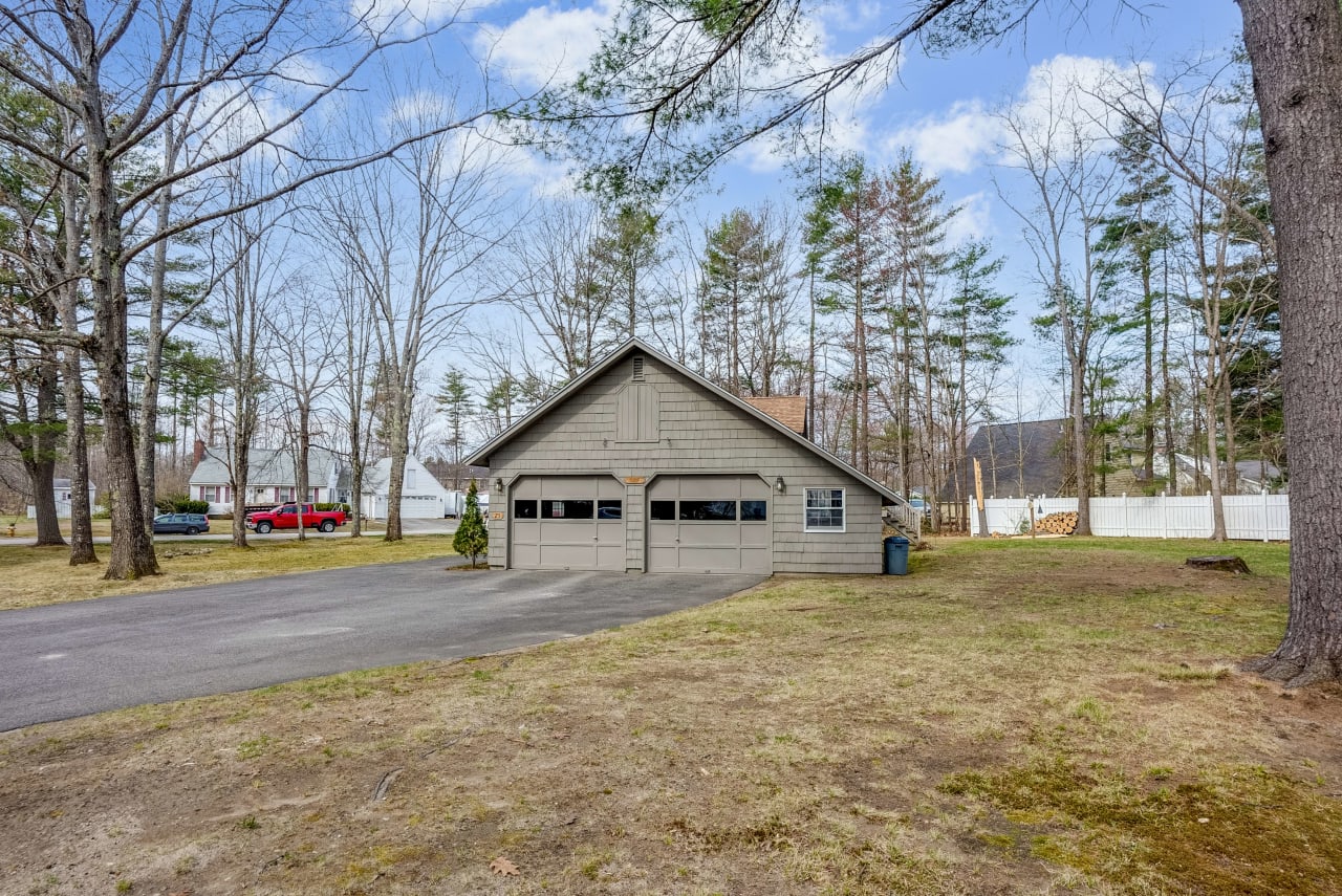 Home For Sale in Windham, Maine 25 Acorn Lane Tomazin Goff Realty