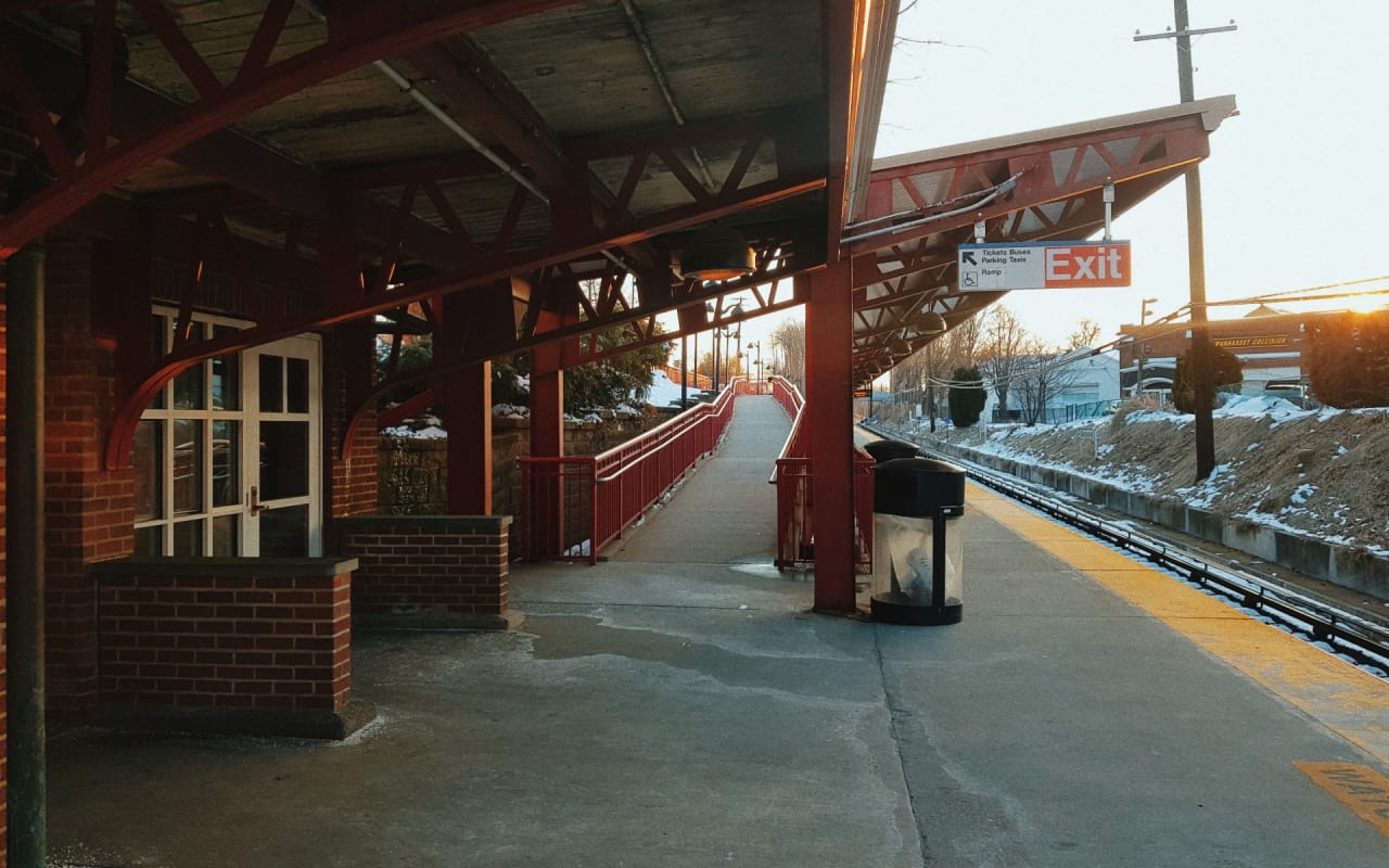 14 Manhasset Americana Shopping Center Stock Photos, High-Res