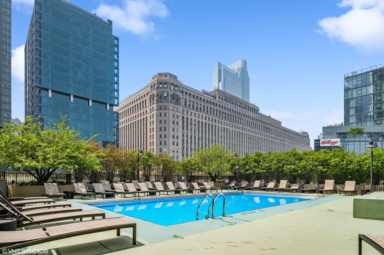 picture-of-pool-at-400-n-lasalle-dr-river-north