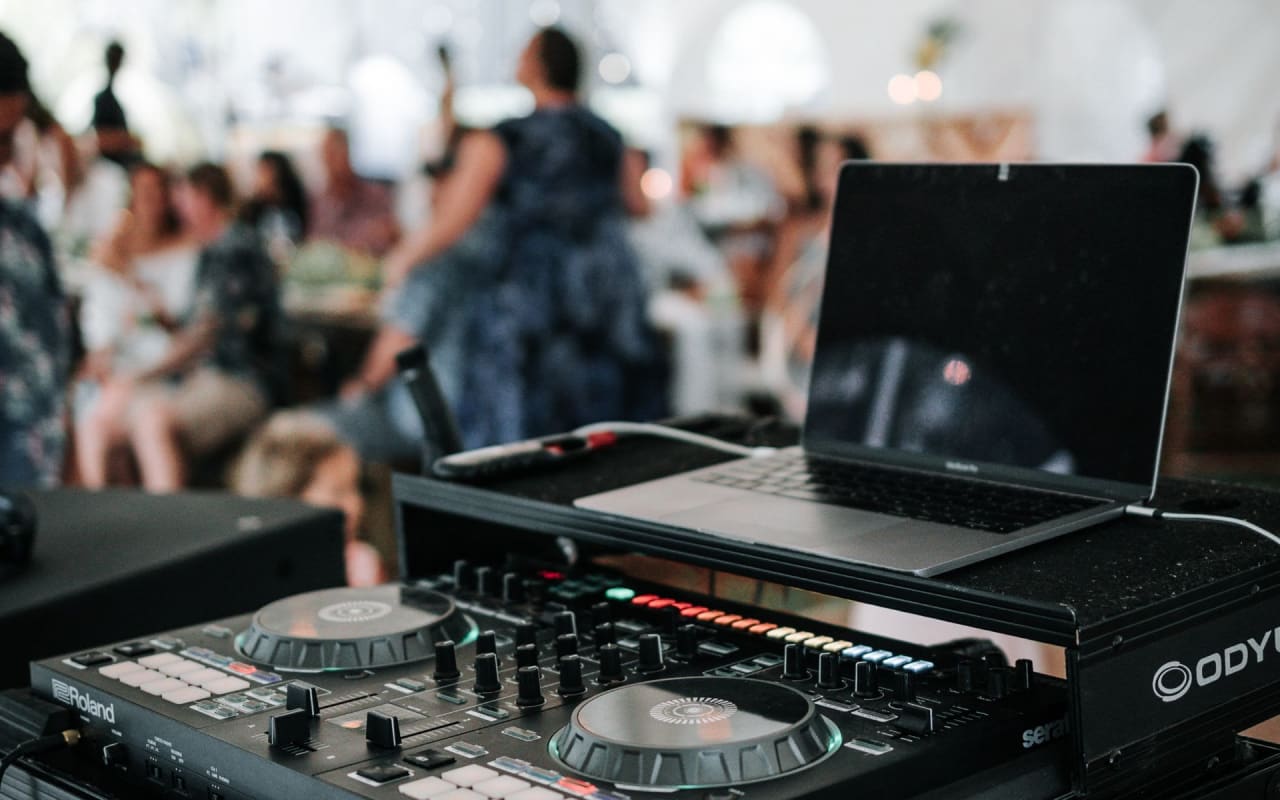 5 Mistakes Couples Make When Hiring a Wedding Dj