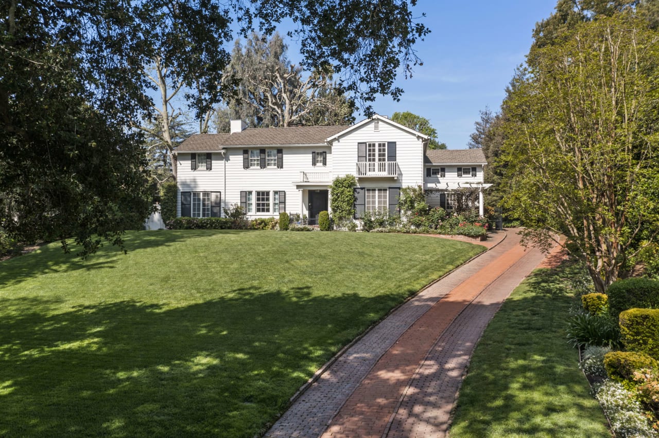 Classic Colonial Revival Estate Located On San Rafael Avenue, Pasadena