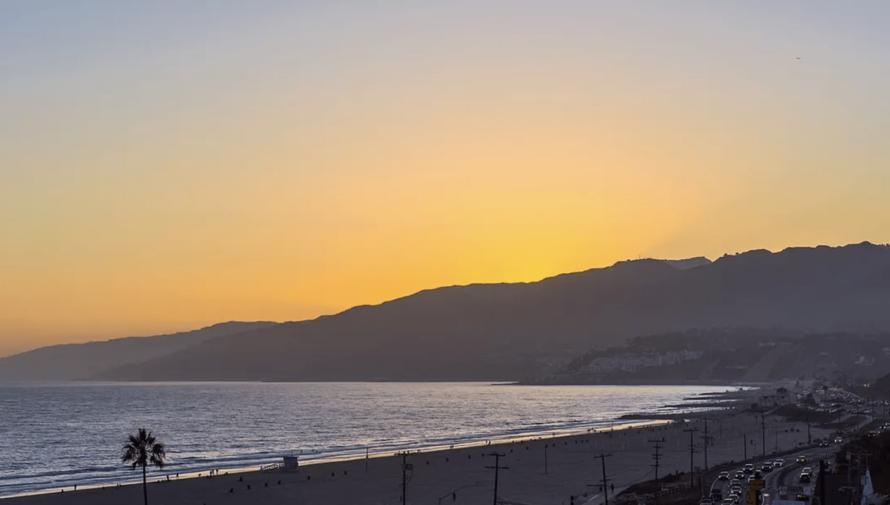 Custom home perched on the cliffs of Santa Monica Canyon 49 Mabery Rd