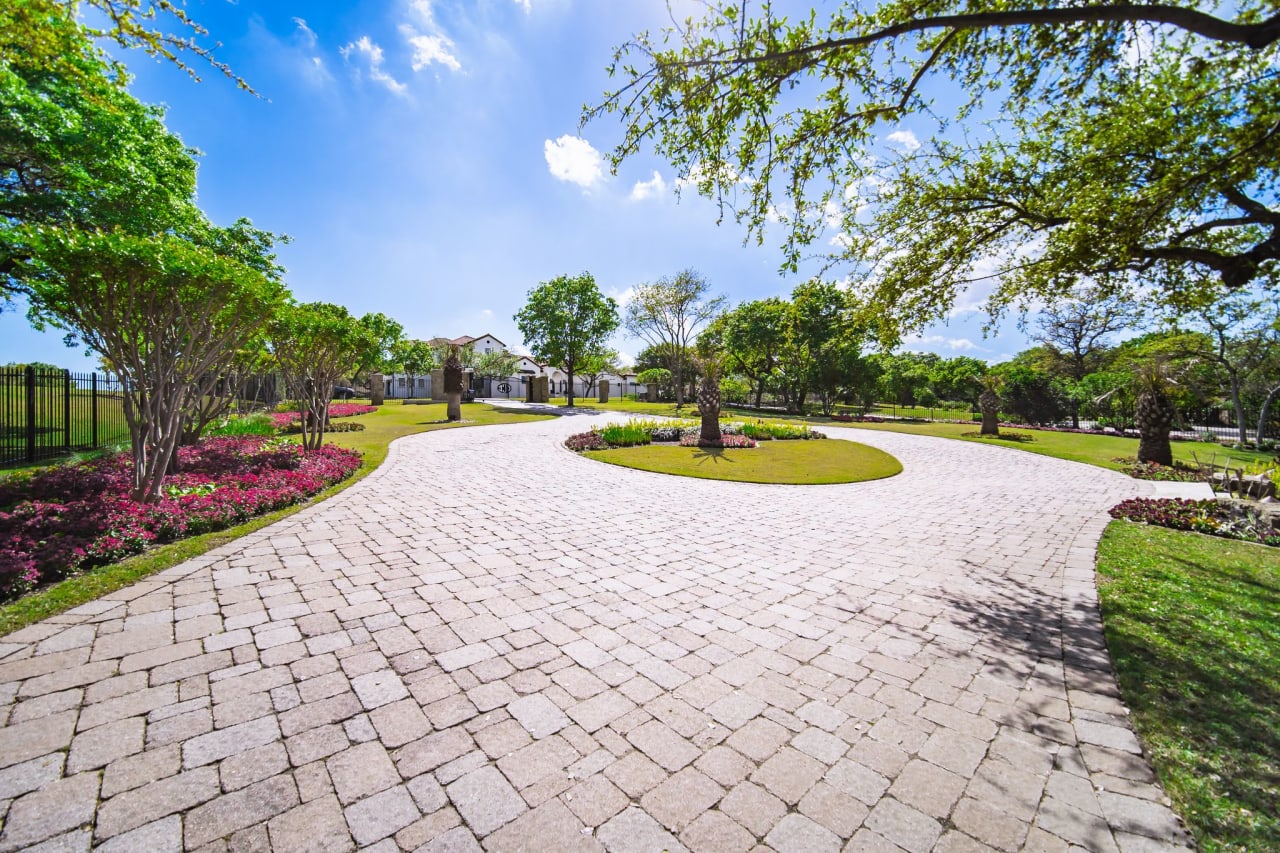 Gated Estate in Seven Oaks