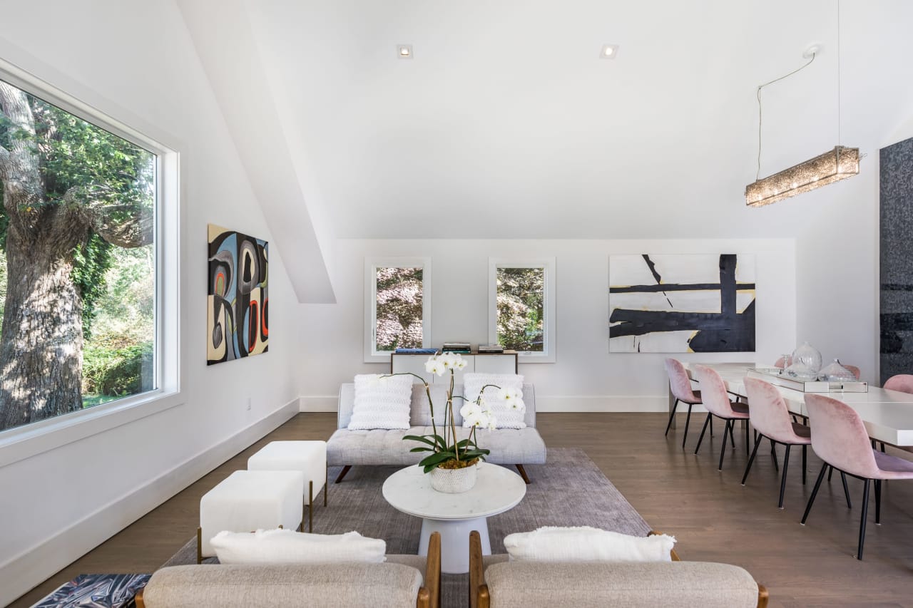 Renovated in Idyllic Bridgehampton South Location