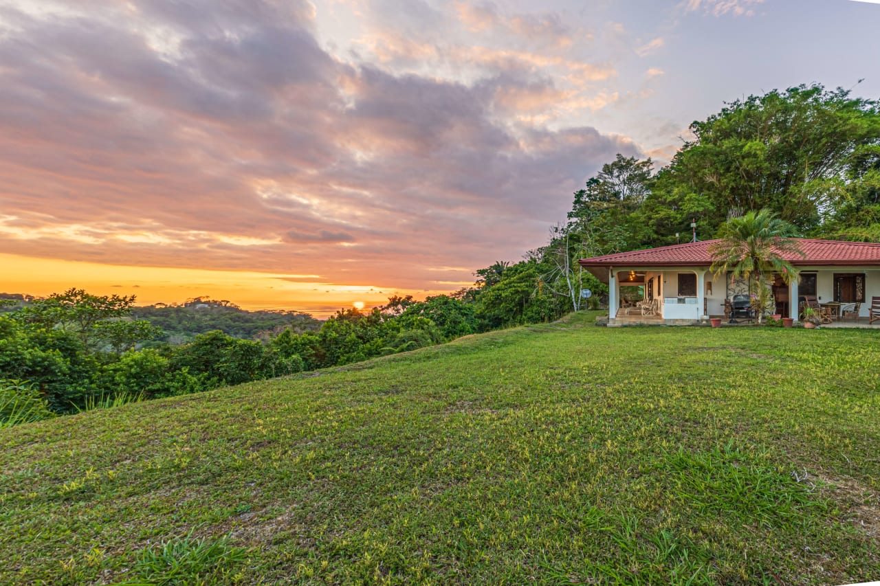 Casa De La Rosa, 3 Bedroom Ocean View Home in Lagunas!