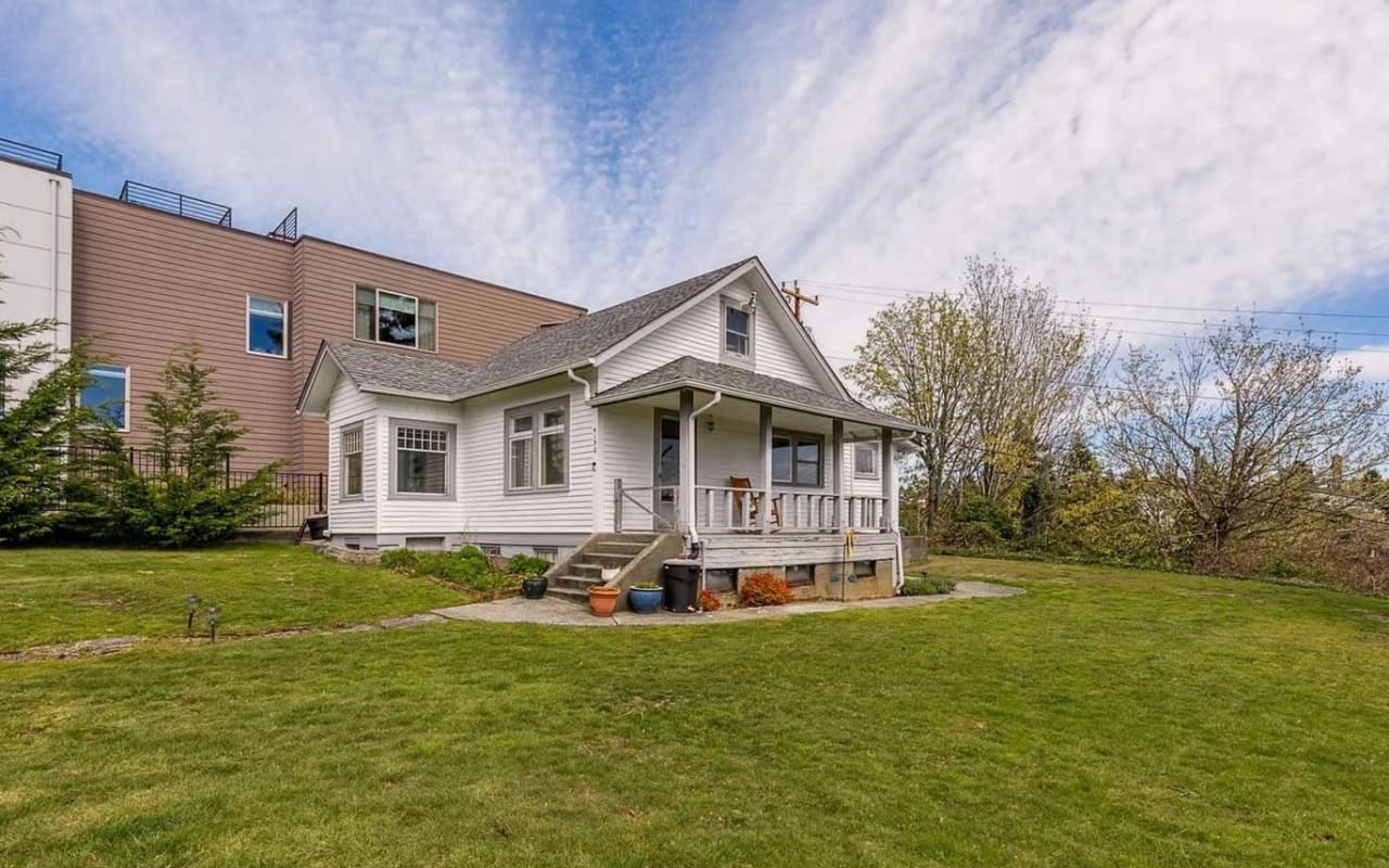 Charming 1910 Farmhouse in Genesee