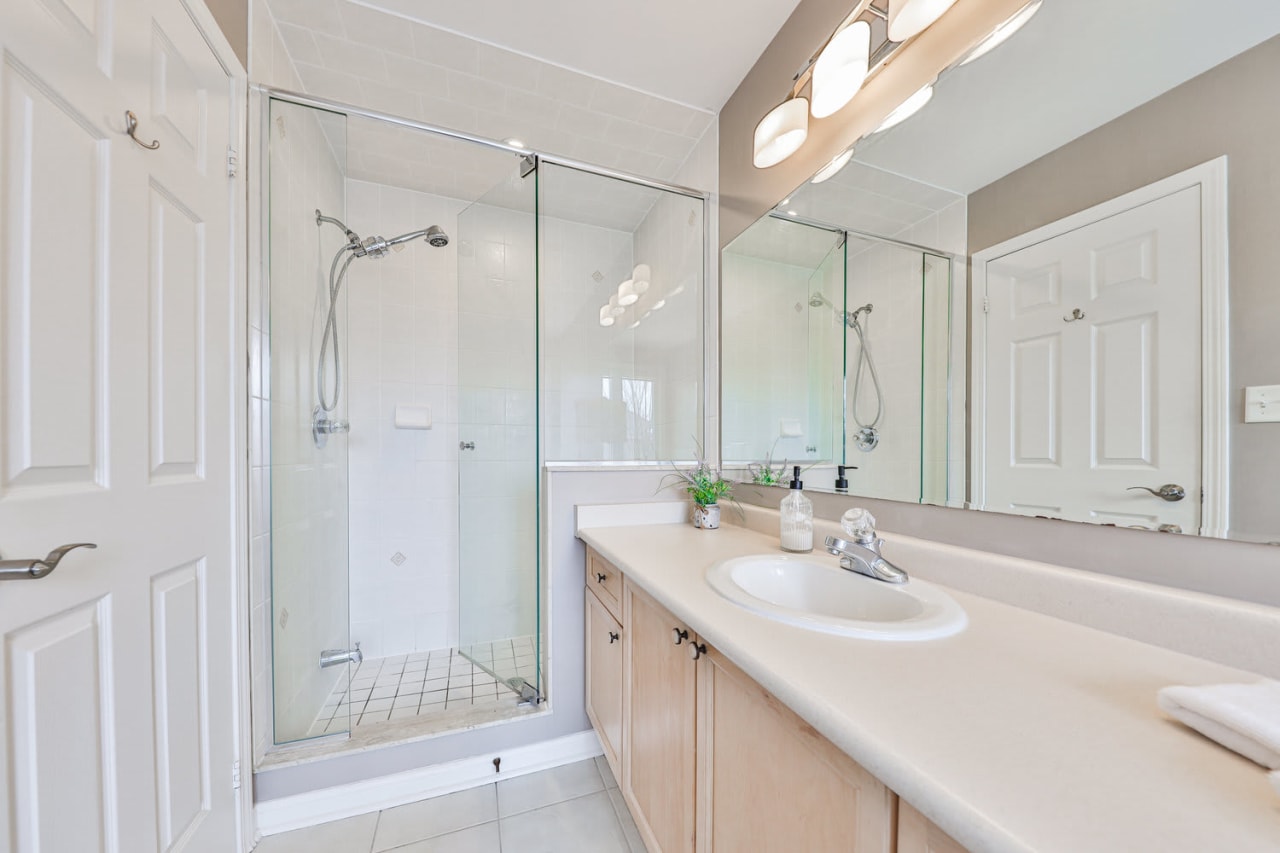 2582 FALKLAND Crescent, Oakville